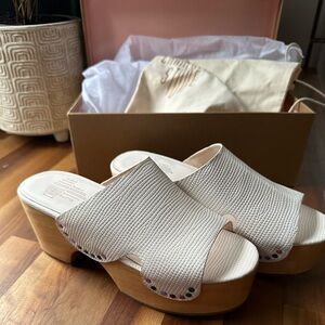 Charlotte Stone Glenna Clog Sandals / Buff / 7